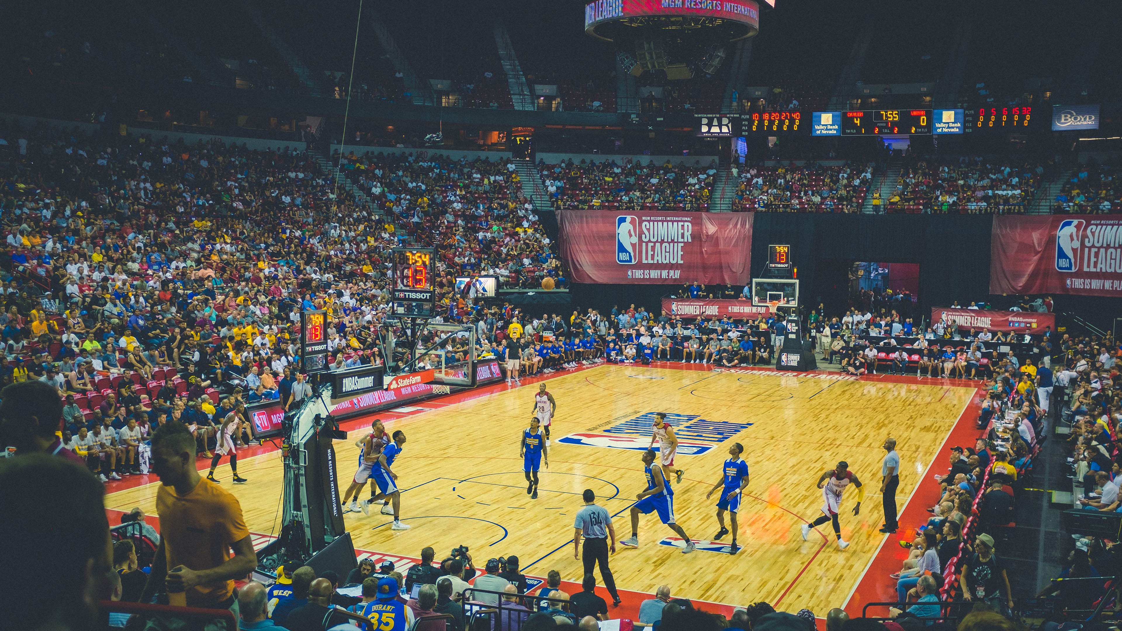 国际足球赛事中，某支球队大获全胜，令人瞩目，某届洲际足球大赛中