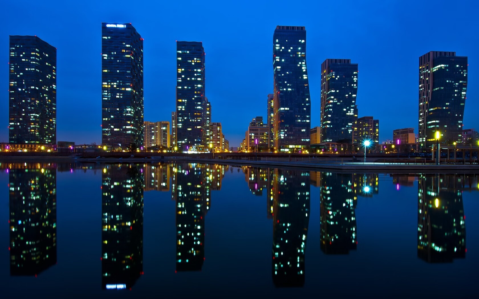 “举重选手挑战极限重量,高新体育中心赛场掀起运动高潮”